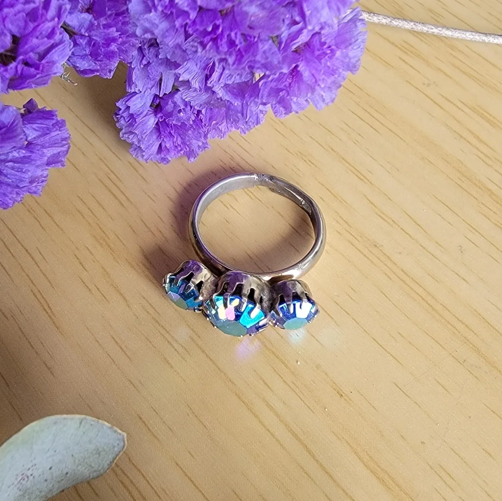 Aurora Borealis 3 Prong Vintage Ring with Iridescent Blue Stones. Size 5 1/2. - Picture 1 of 5